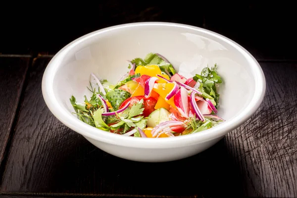 Friss zöldség és gyógynövény saláta, kész étel a menü elkészítéséhez — Stock Fotó