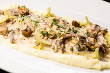 Sığır filetosu ve patates püresi ile sığır stroganof.