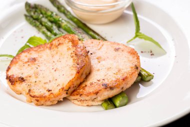 Kuşkonmaz ve fesleğenli yengeç pirzolası