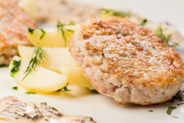 Patates dilimli tavuk pirzolası