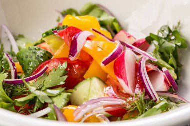 Taze sebze ve bitki salatası. Menü oluşturmak için hazır bir yemek.