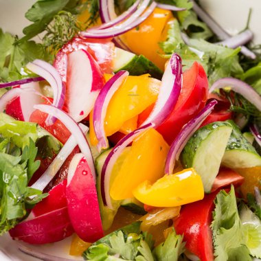 Taze sebze ve bitki salatası. Menü oluşturmak için hazır bir yemek.