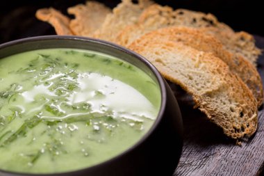 baget ekmekli brokoli çorbası.