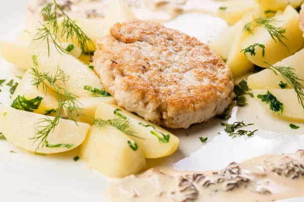 Kippenschnitzel met aardappelschijfjes kant-en-klaar gerecht voor het menu — Stockfoto