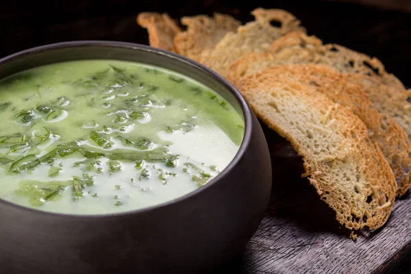 Broccoli soup garnished with baguette croutons — Stock Photo, Image
