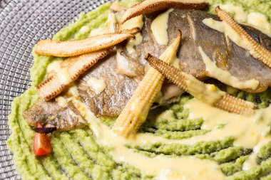 Karnabaharlı püre soslu halibut filetosu menü oluşturmak için bir yemek hazırlayın.
