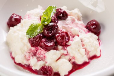 Kiraz reçeli ve naneli süzme peynirli tatlı.