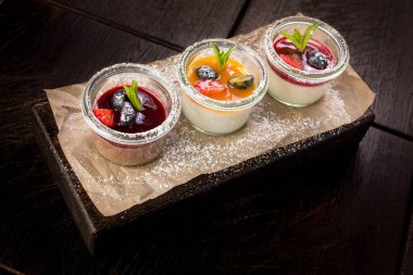 Meyveli reçelli panna cotta