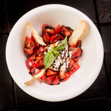 Domatesli burrata, kızarmış ekmek ve balzamik krema.