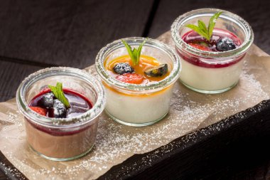 Meyveli reçelli panna cotta