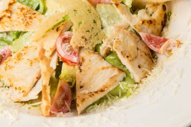 Parmesanlı tavuk ve kızarmış ekmek ile Sezar salatası.