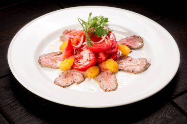 Domatesli biftek salatası ve kırmızı soğan.