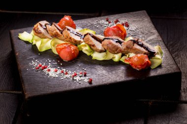 İştah açıcı dana filetosu, kabak ve domates.