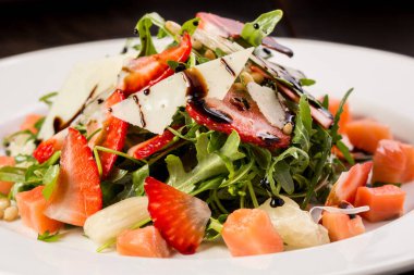 Çilekli salata, hafif tuzlu somon, pomelo, parmesan 