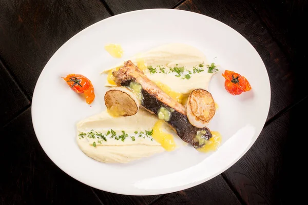 Bife de linguado do Mar Negro com daikon frito e purê de batatas — Fotografia de Stock