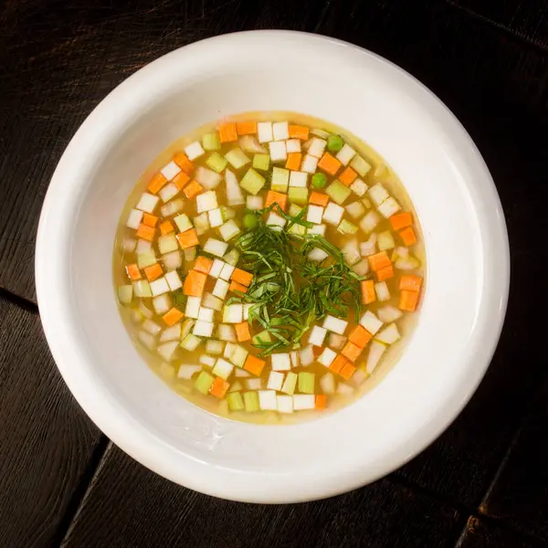 Sopa de legumes com cenouras e abobrinha decorada com endro — Fotografia de Stock