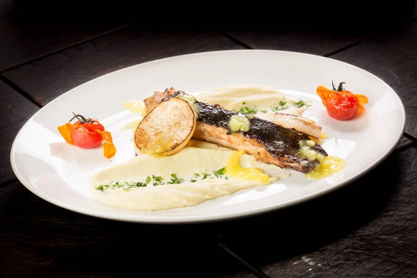 Kızarmış daikon ve patates püresi ile Karadeniz balığı bifteği.