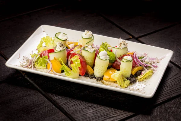 Salada de legumes frescos com queijo mussarela e cebola vermelha — Fotografia de Stock