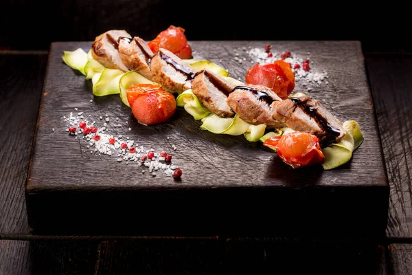 Lomo de ternera apetitoso con calabacín y tomates — Foto de Stock