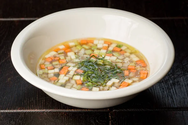 Sopa de legumes com cenouras e abobrinha decorada com endro — Fotografia de Stock
