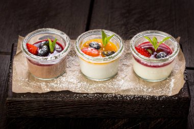 Meyveli reçelli panna cotta