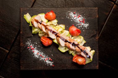 İştah açıcı dana filetosu, kabak ve domates.