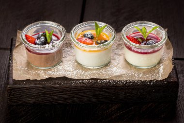 Meyveli reçelli panna cotta