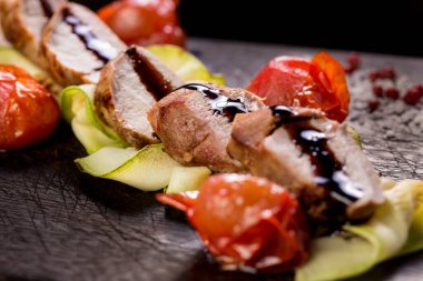 İştah açıcı dana filetosu, kabak ve domates.