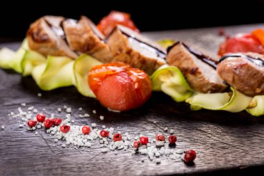 İştah açıcı dana filetosu, kabak ve domates.