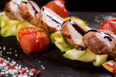 İştah açıcı dana filetosu, kabak ve domates.