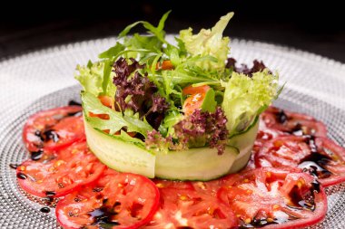 Yengeçli salata ve domates soslu avokado.