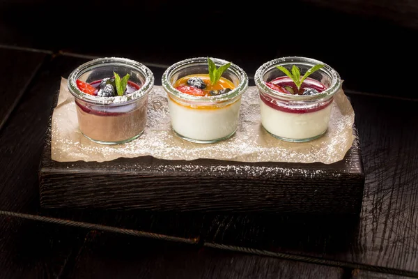 Meyveli reçelli panna cotta