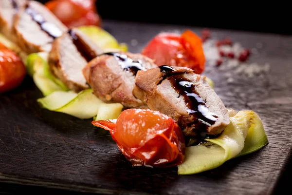 Lomo de ternera apetitoso con calabacín y tomates — Foto de Stock