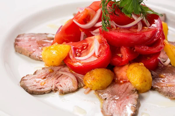 Ensalada de rosbif con tomates y cebolla roja —  Fotos de Stock