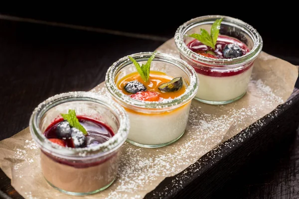 Meyveli reçelli panna cotta
