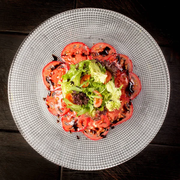 Salada com caranguejo e abacate em carpaccio de tomate — Fotografia de Stock