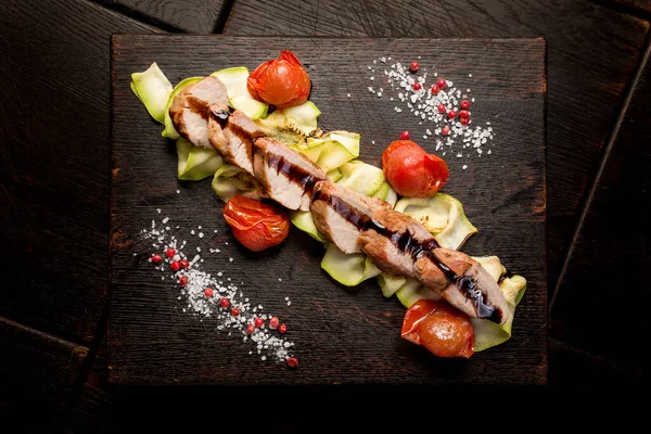 İştah açıcı dana filetosu, kabak ve domates.