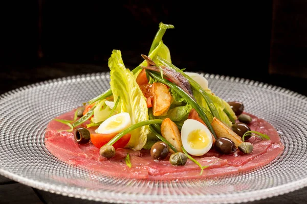 Salada com atum, feijão queniano, batata, anchovas e azeitonas tajar — Fotografia de Stock