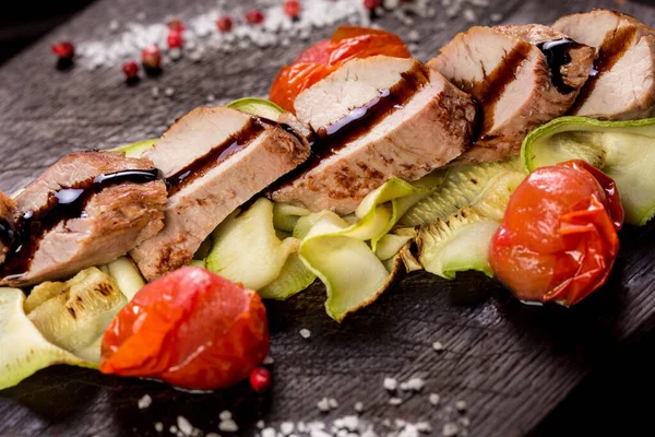 İştah açıcı dana filetosu, kabak ve domates.