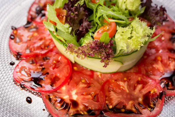 Salát s krabem a avokádem na rajčatovém carpaccio — Stock fotografie