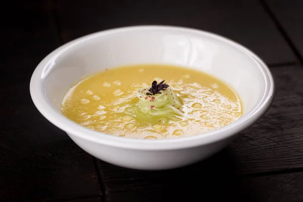 Gazpacho refrescante e saudável com abacaxi, pepino e órgão — Fotografia de Stock