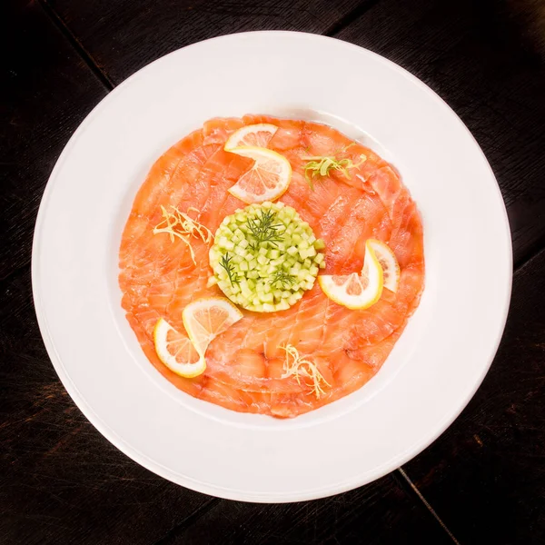 Carpaccio de salmón fresco en un plato redondo —  Fotos de Stock