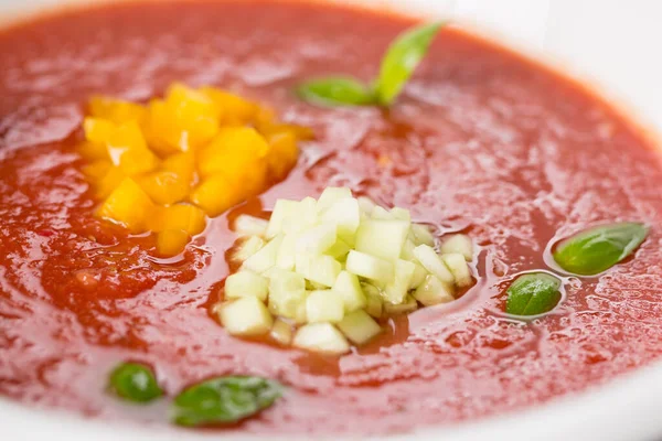 Refrescante Gazpacho de Tomate com manjericão — Fotografia de Stock