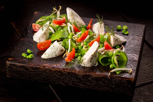 Salada com ovos mexidos em proteínas, mousse de galinha, ervas, brotos de soja, ervilhas verdes e tomates cereja — Fotografia de Stock