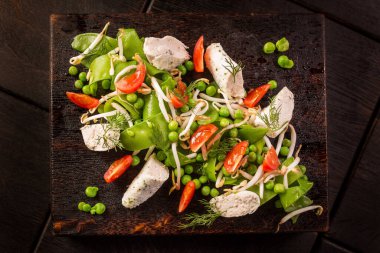 Çırpılmış protein yumurtalı salata, tavuk kreması, otlar, soya filizi, yeşil bezelye ve vişneli domates.