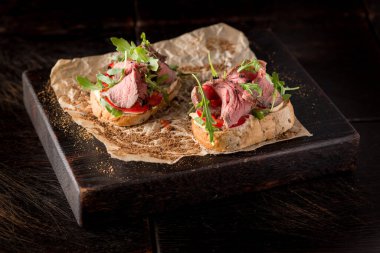 Biftek ve roka ile ahşap bir tahtanın üzerinde