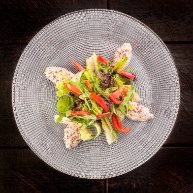 Salata, kinoa köftesi, çavdar yoğurdu ve taze sebzeler.