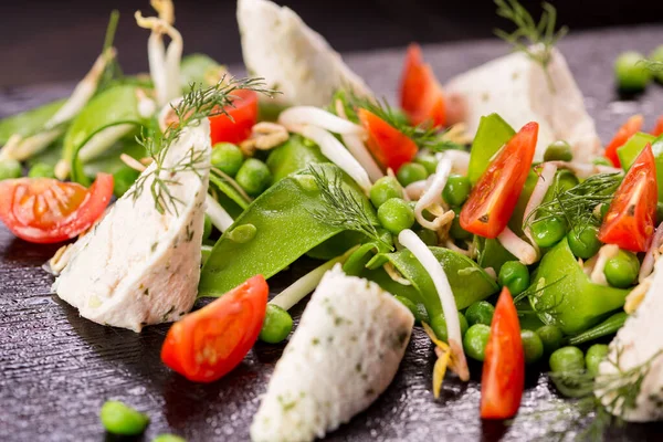 Salade met eiwithoudende roerei, kipmousse, kruiden, sojascheuten, groene erwten en kerstomaten — Stockfoto