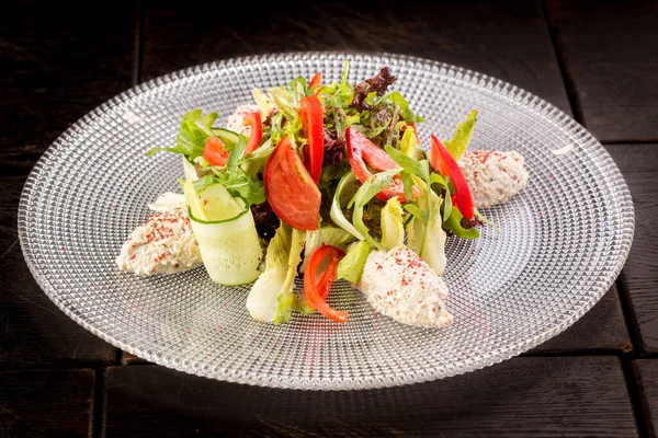 Salada de mistura, bolinhos de quinoa com iogurte de centeio e legumes frescos — Fotografia de Stock