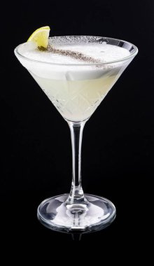 Siyah arkaplanda bar için alkollü kokteyl